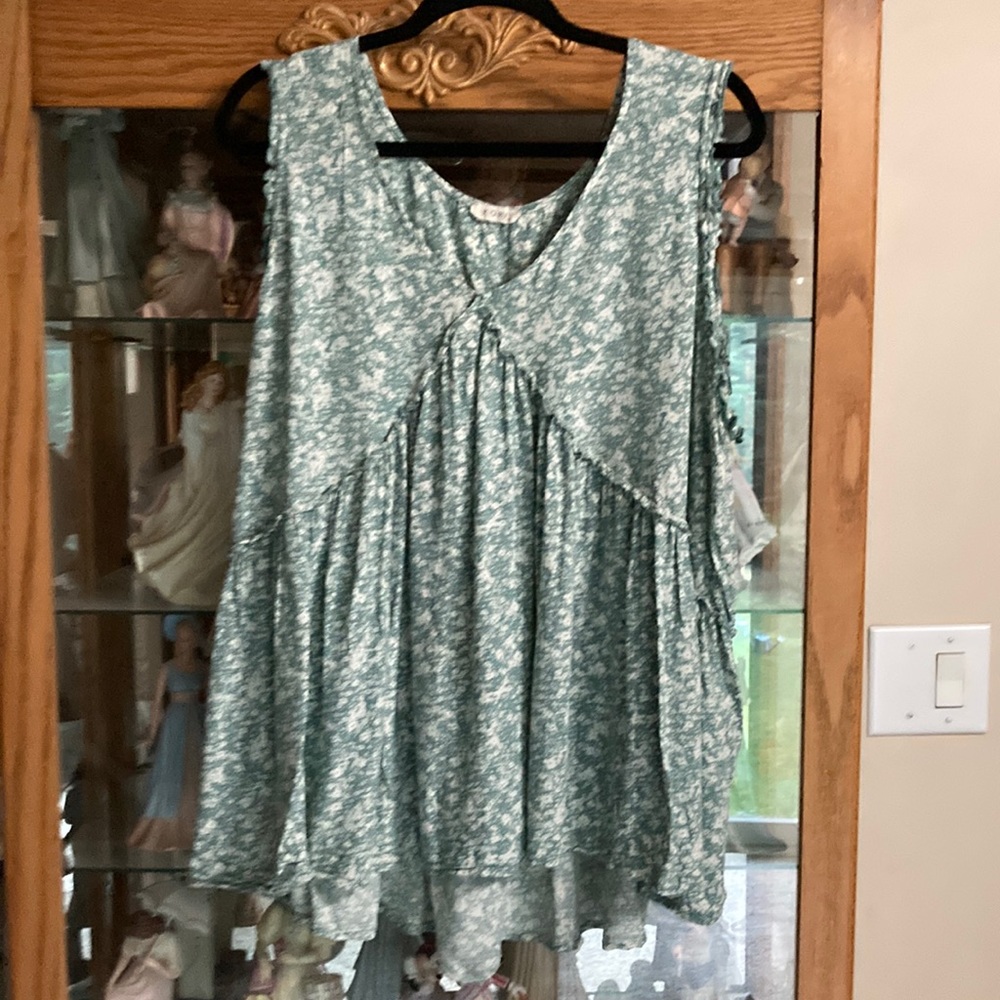 1X by Kori cotton flowing tank smoke free and pet friendly home.